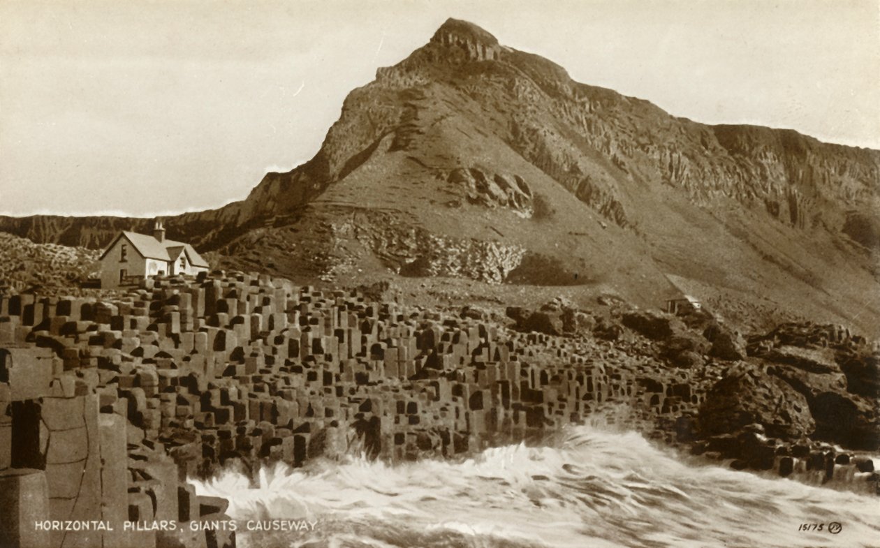 Horisontale søjler, Giants Causeway, slutningen af det 19.-begyndelsen af det 20. århundrede. af Unbekannt