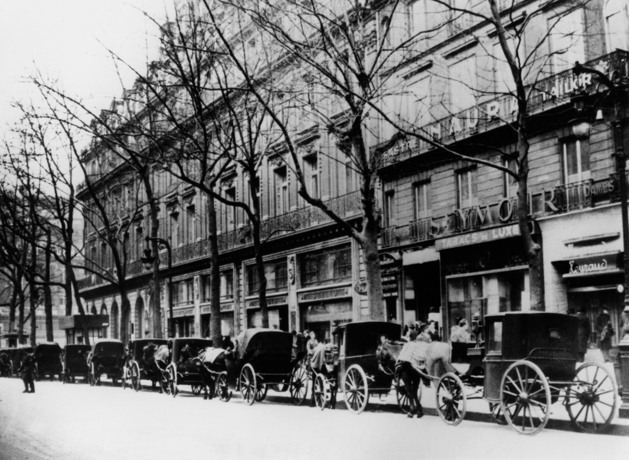 Hestetrukne førerhuse på en gade under den tyske besættelse, Paris, 1944 af Unbekannt