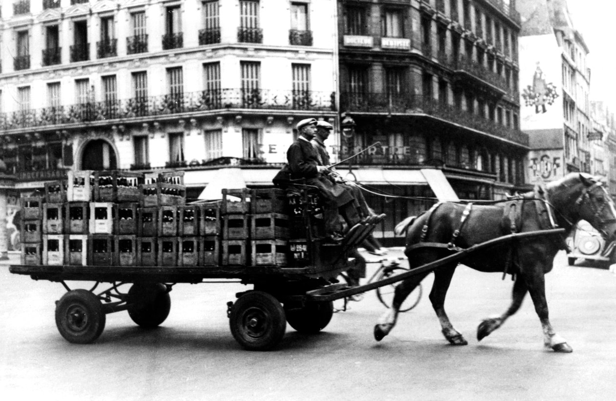 Hestetrukne vogn med drikkekasser, tysk-besatte Paris, juli 1940 af Unbekannt