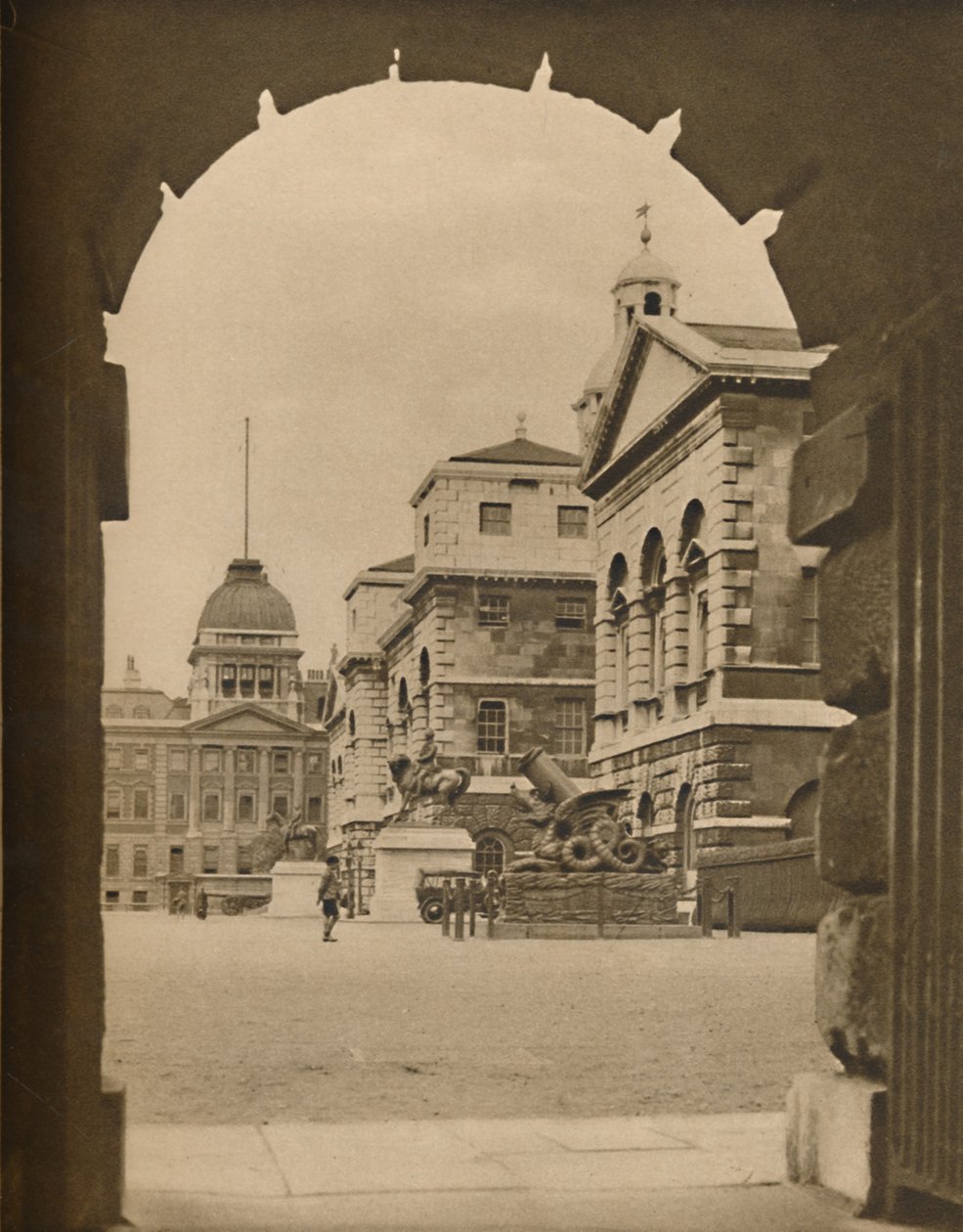 Horse Guards Parade Indrammet i Archway of Treasury Passage, c1935. af Unbekannt