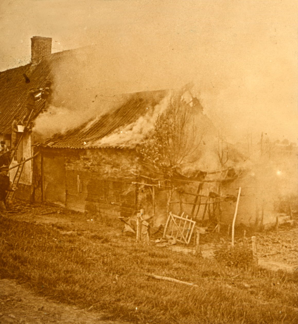 Hus ramt af en granat, c1914-c1918 af Unbekannt
