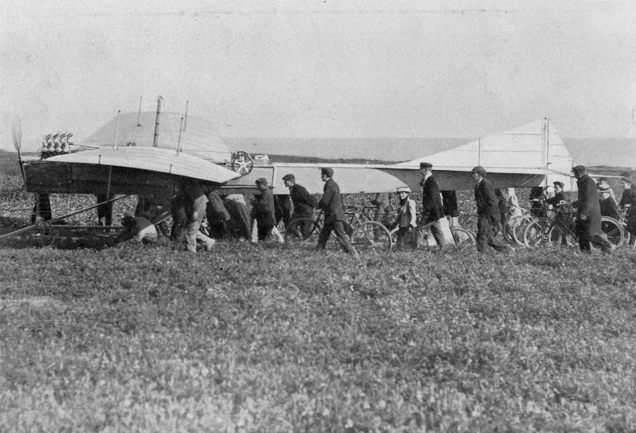 Hubert Latham forbereder sig på at lette efter Louis Bleriot, nær Calais, Frankrig, 25. juli 1909 af Unbekannt