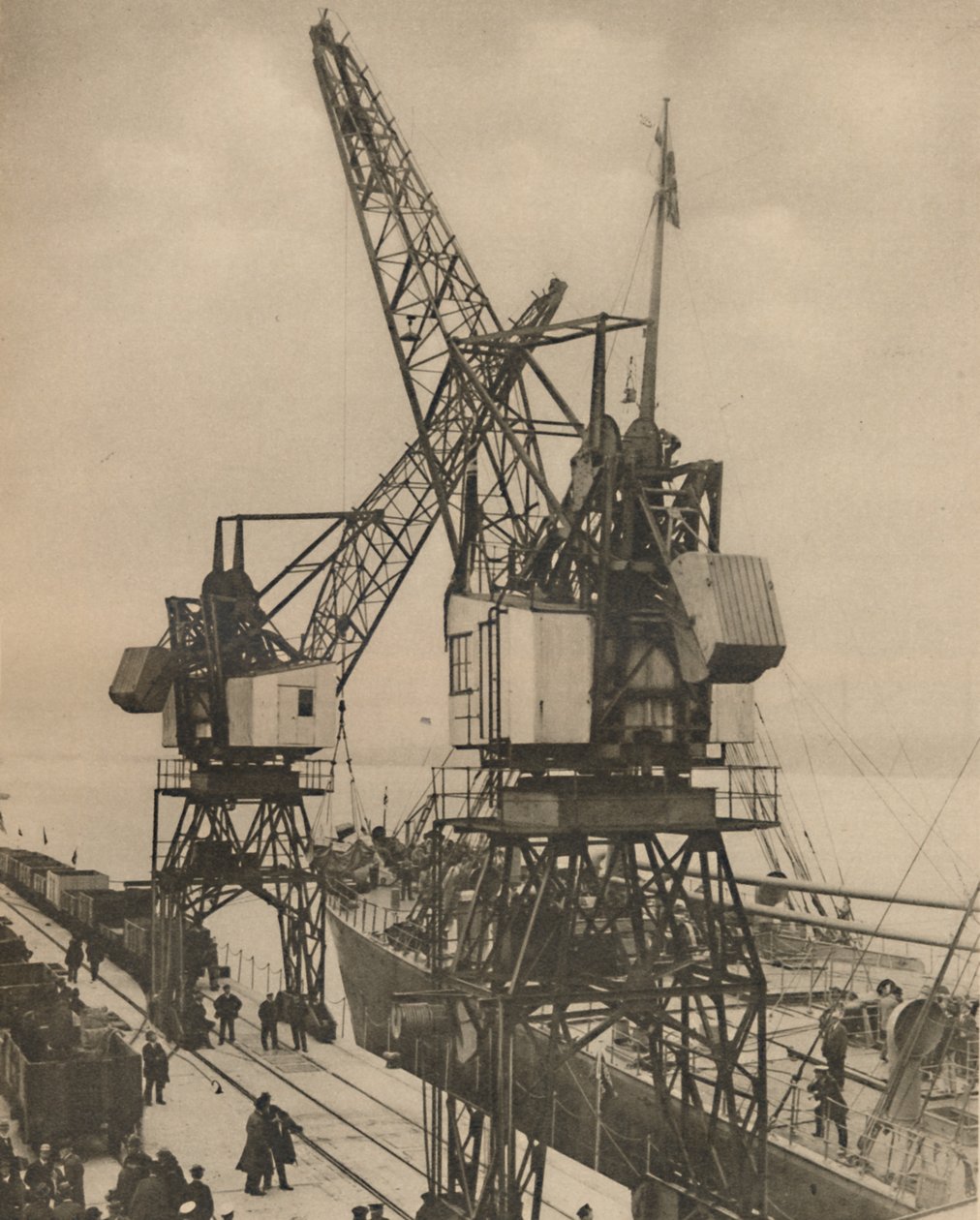 Kæmpe mobile kraner i Tilbury svinger lasten fra et fartøjsrum, c1935. af Unbekannt