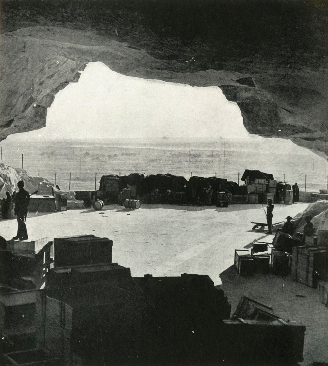Kæmpe bombesikre butikker og reparationsværksteder blev lavet fra hulerne, c1942-1943, 1945. af Unbekannt