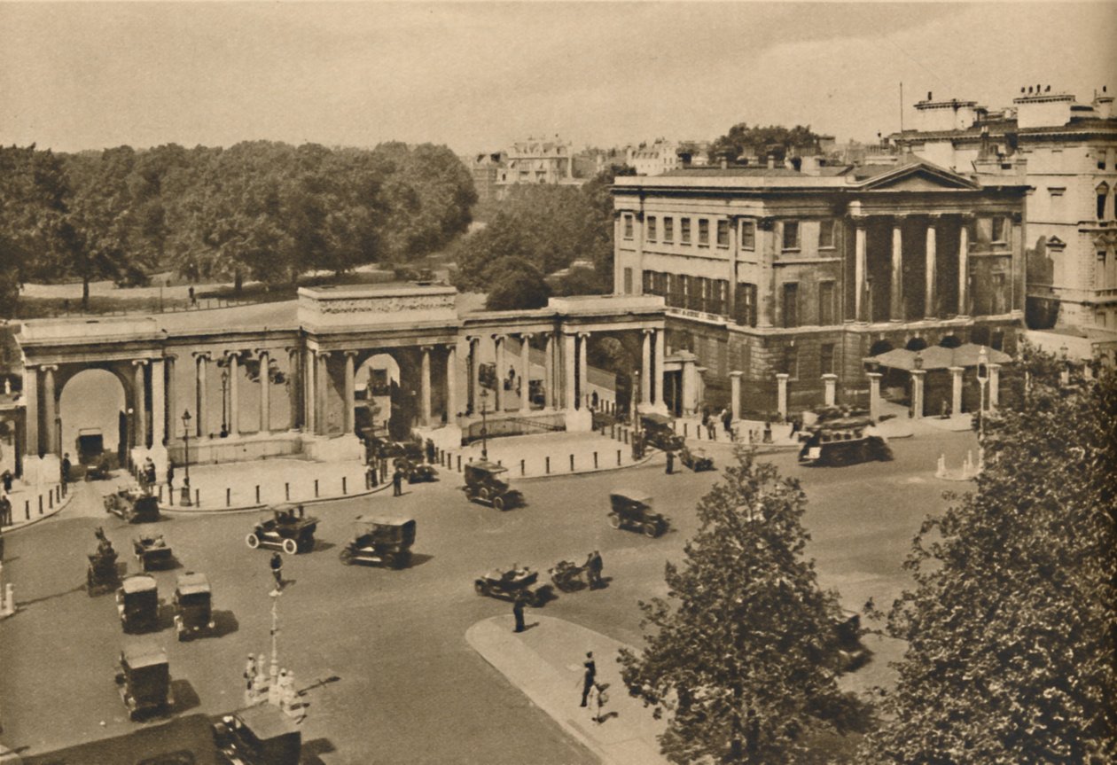 Hyde Park Corner med den tredobbelte buegang, der fører til den kongelige park, der viser Apsley House, c1935. af Unbekannt