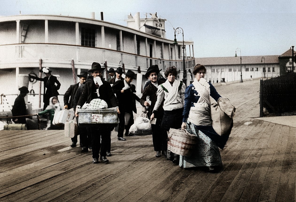 Immigranter til USA lander på Ellis Island, New York, omkring 1900 af Unbekannt