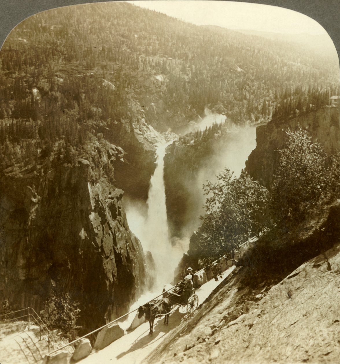 Imponerende skønhed af sprøjtebelagte Rjukanfos, det skummende efterår, Norge, c1905. af Unbekannt