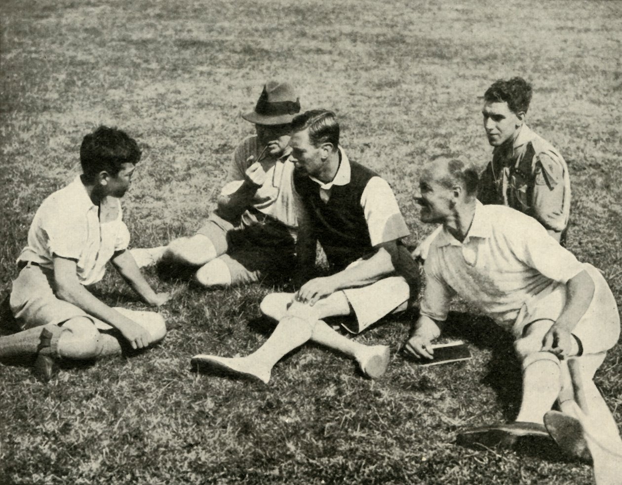 In Camp at Southwold, Suffolk: A Friendly Chat, 1937. af Unbekannt