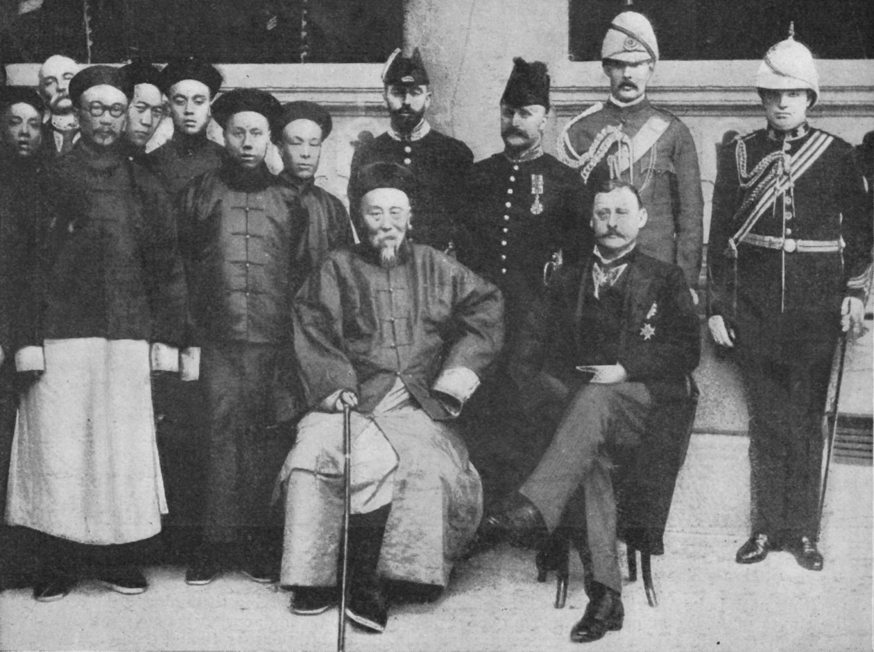 In Far Cathay - En interessant gruppe i Hong Kong, taget før Li Hung tog til Pekin, 1900 af Unbekannt