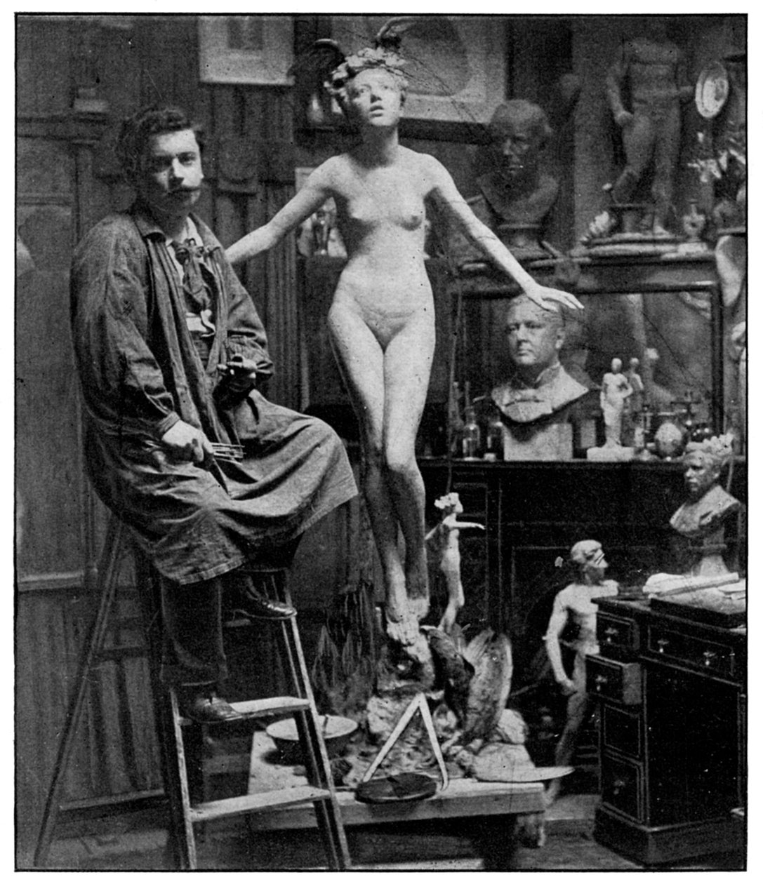 I Mr Lucchesis Studio, London, 1899 af Unbekannt