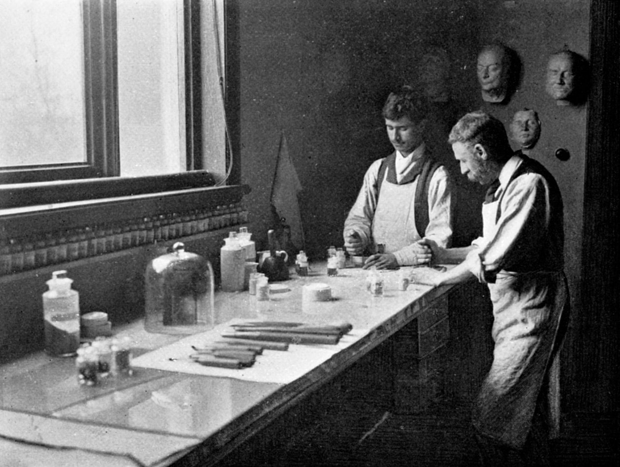 I Professor Herkomers emaljeringsatelier, slibefarver, 1899 af Unbekannt