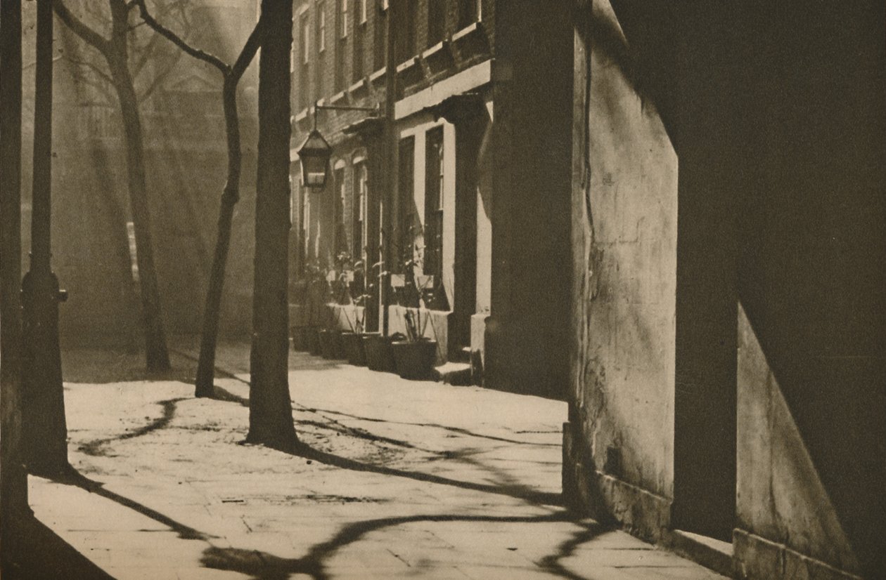 I garderoberetten, bygget på stedet for et kongeligt museum, c1935. af Unbekannt