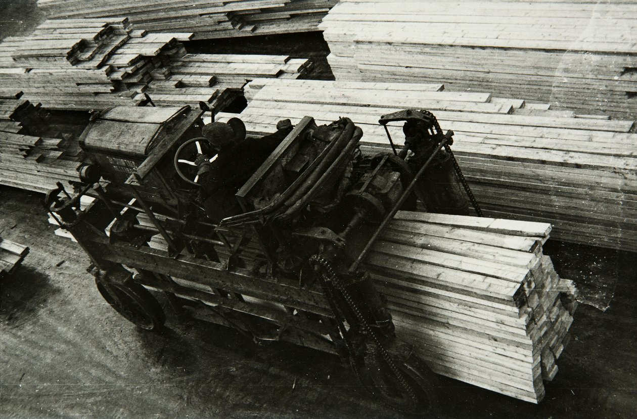 I en træbearbejdningsfabrik, Rusland, 1950