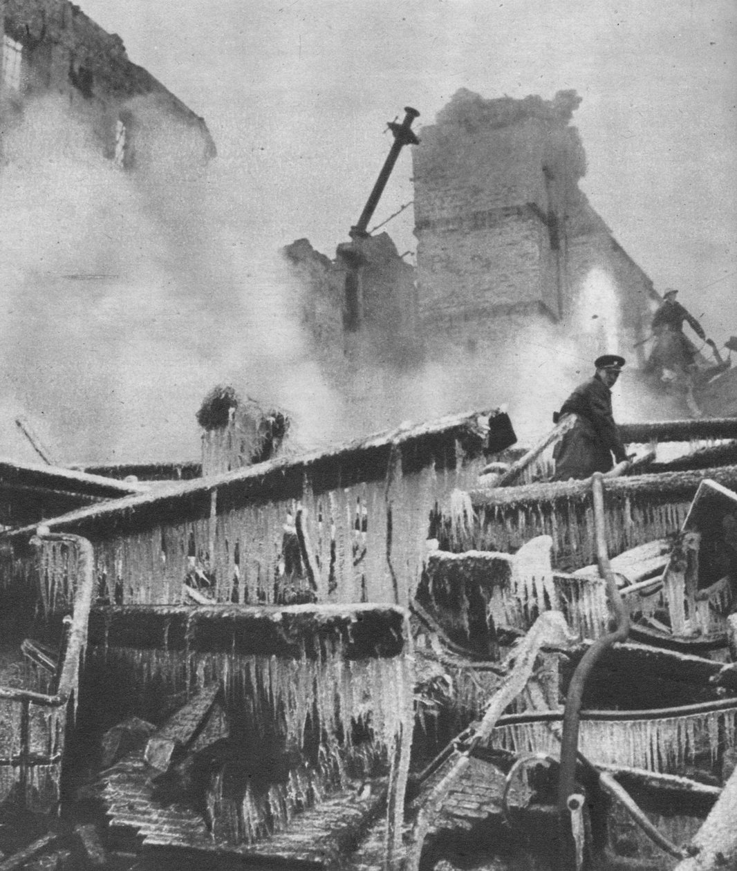 I den kolde vinter føjede arktisk vejr nye forsøg til opgaven med civilforsvar, 1941 1942 af Unbekannt