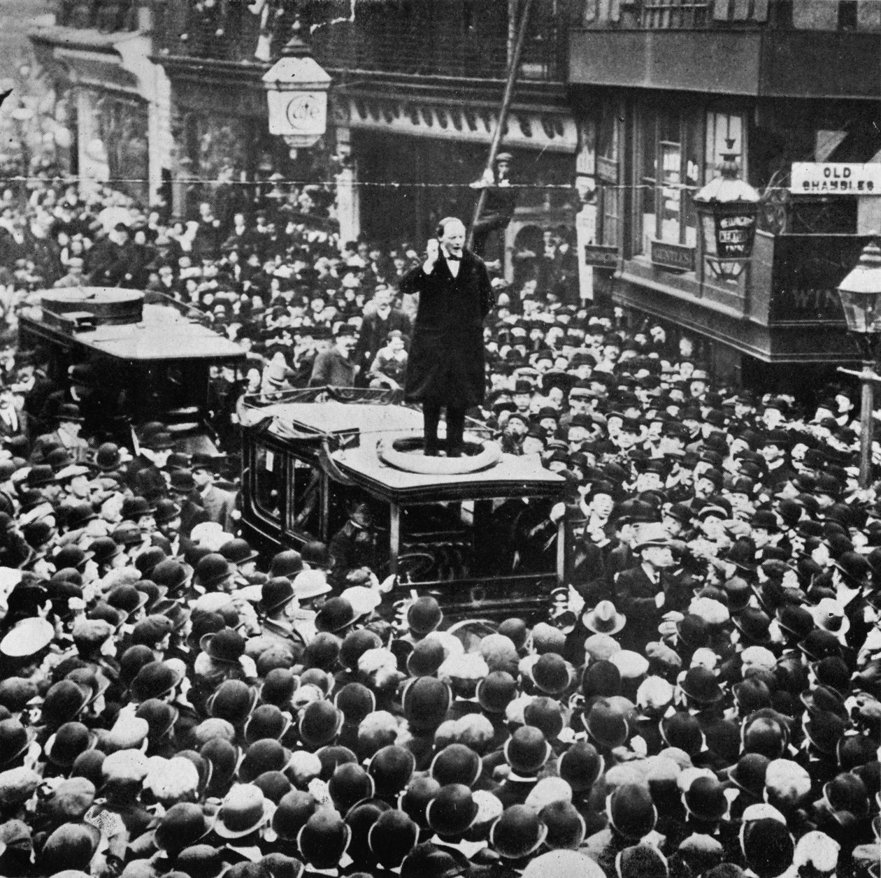 Ved parlamentsvalget blev han besejret i Manchester, men blev returneret til Dundee, 1908, 1945. af Unbekannt