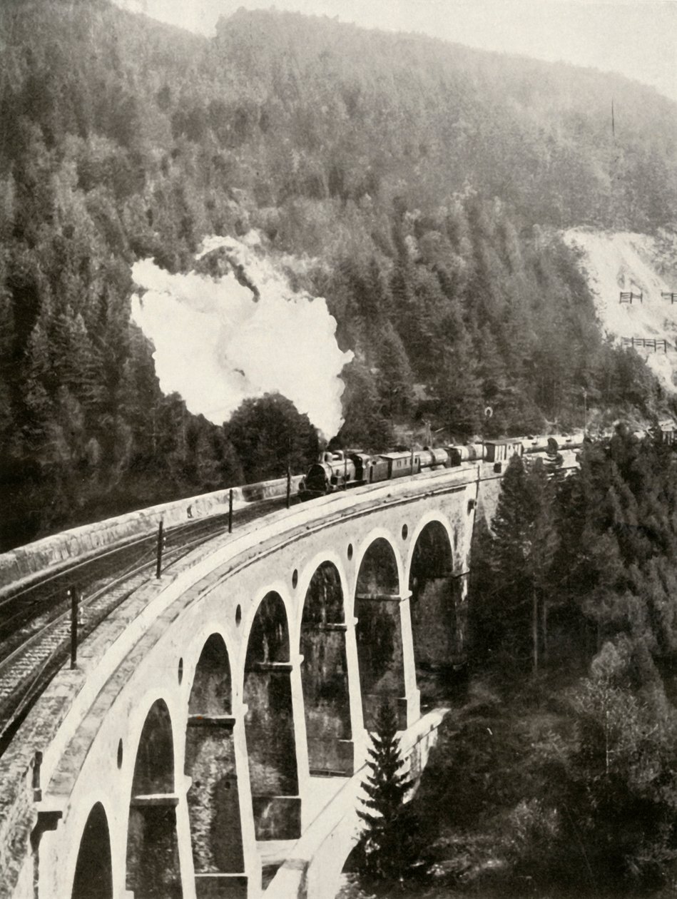 I Semmering-dalen, Østrig. Et godt tog, der krydser den buede Gamperl-viadukt, 1935-36. af Unbekannt