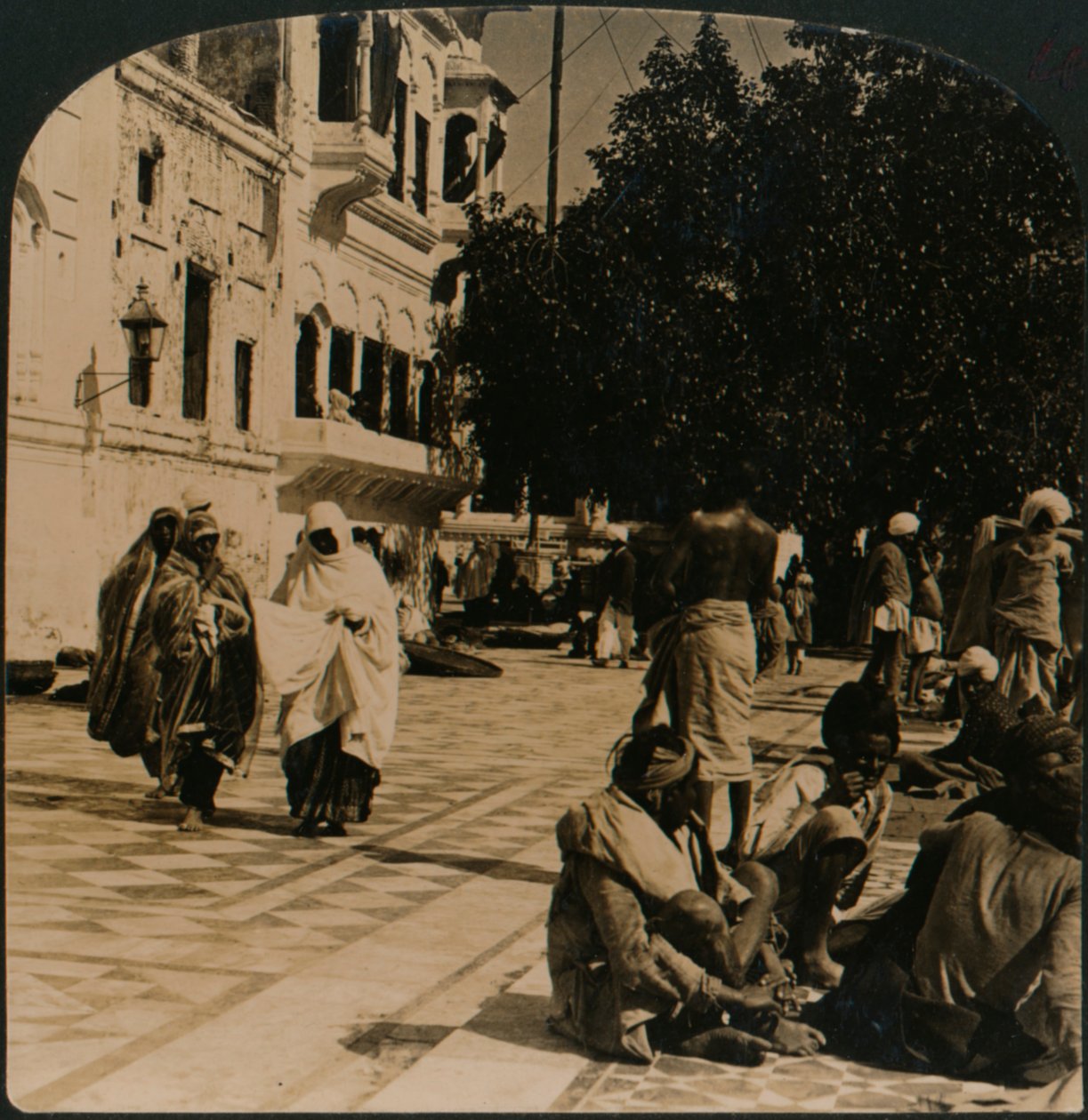 I gården til Det Gyldne Tempel. Amritsar, Indien, 1907 af Unbekannt