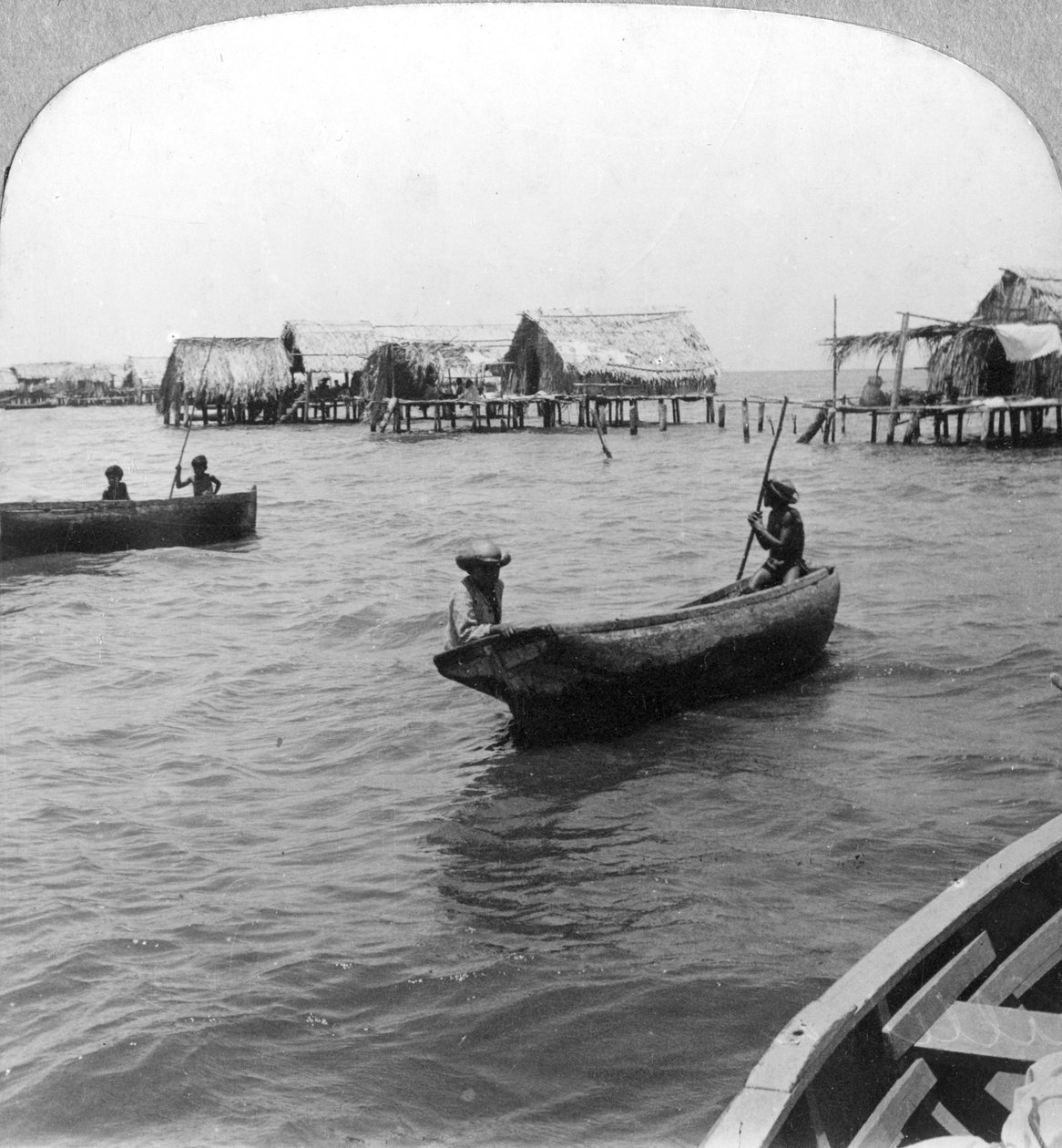 Indianere i bjælkekanoer, Maracaibo-søen, Venezuela, omkring 1900-tallet af Unbekannt