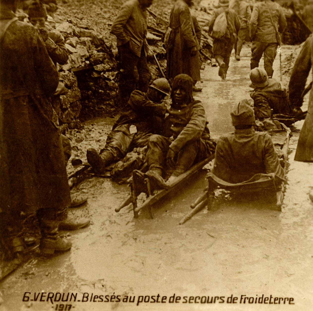 Sårede soldater ved førstehjælpsposten, Froideterre, Verdun, Nordfrankrig, 1917 af Unbekannt