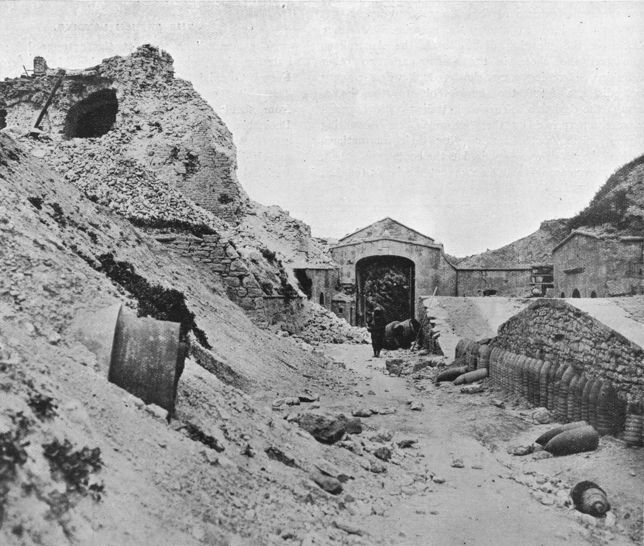 Inde i den ødelagte fæstning Sedd el Bahr, 1915 af Unbekannt