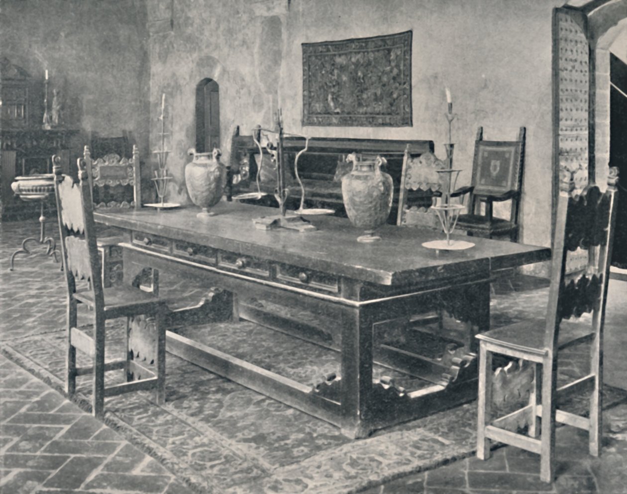 Interiør, Palazzo Davanzati - Med bord fra det 15. århundrede fra Parma eller Modena District, 1928 af Unbekannt