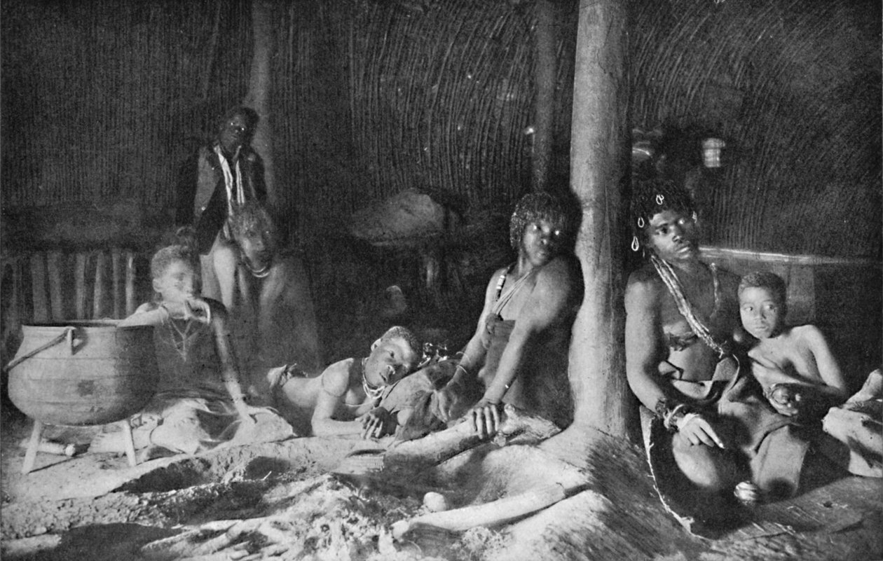 Interiør af en Zulu-hytte, 1912 af Unbekannt