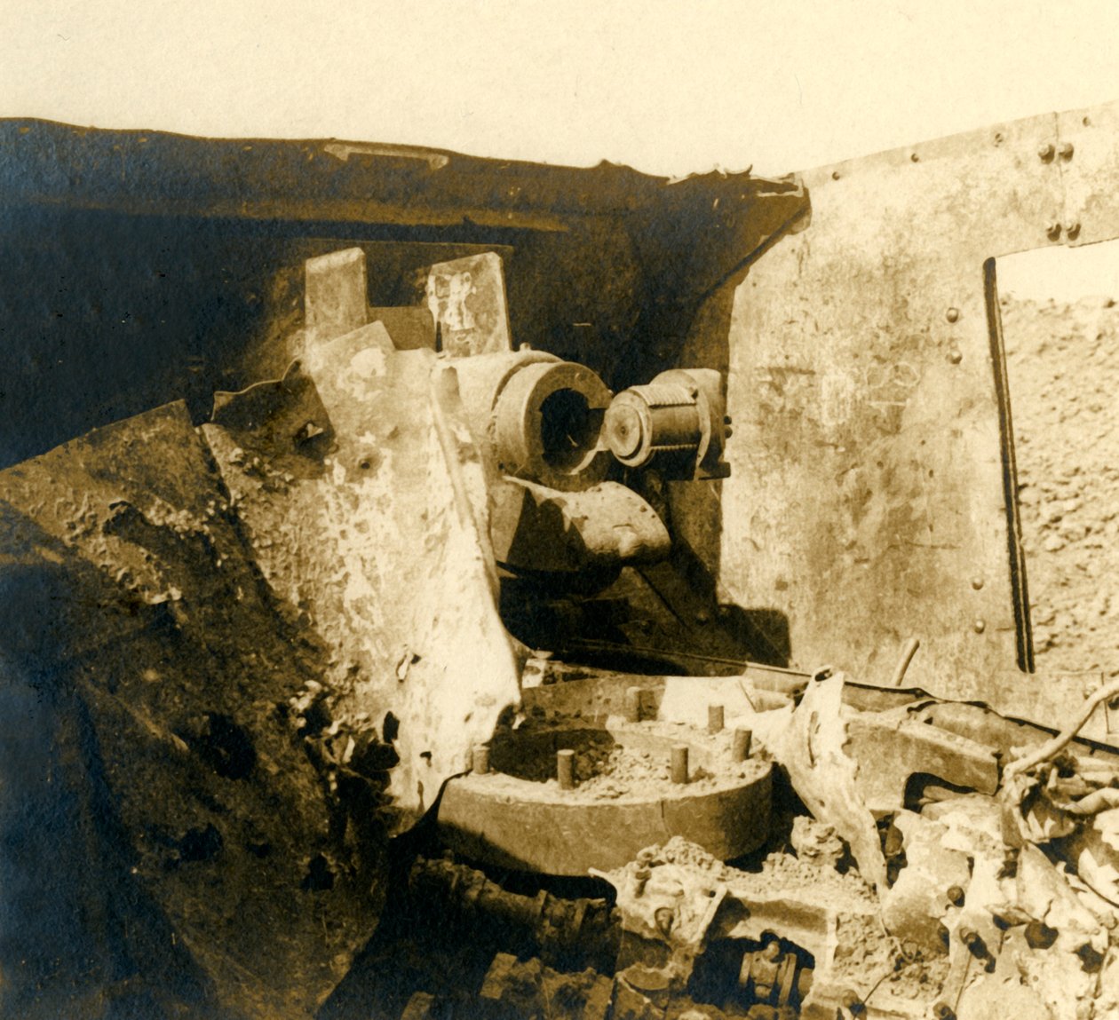 Interiør af en tank, der er blevet revet op, c1914-c1918 af Unbekannt
