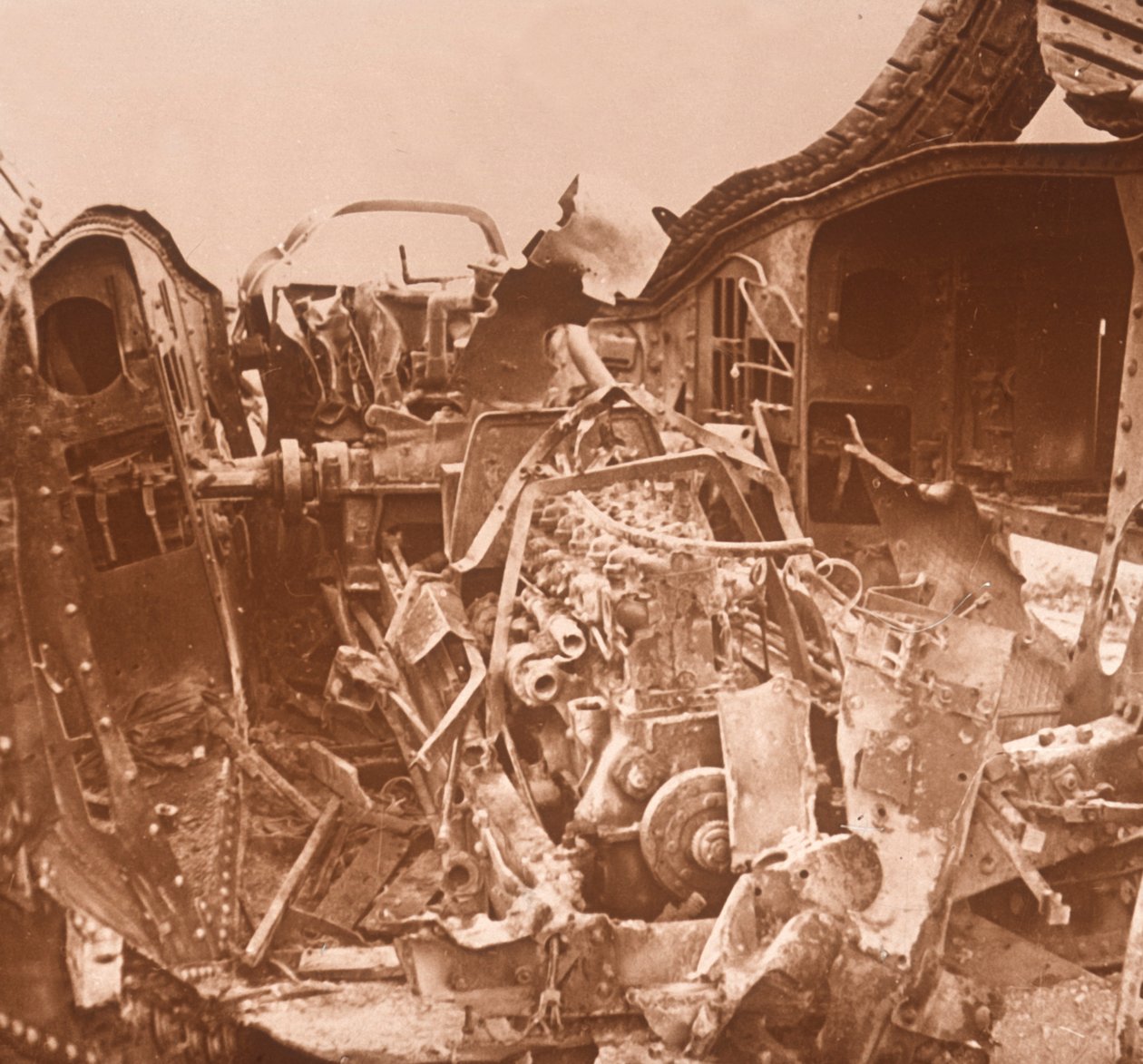 Interiør af en tank, der er blevet revet op, c1914-c1918 af Unbekannt