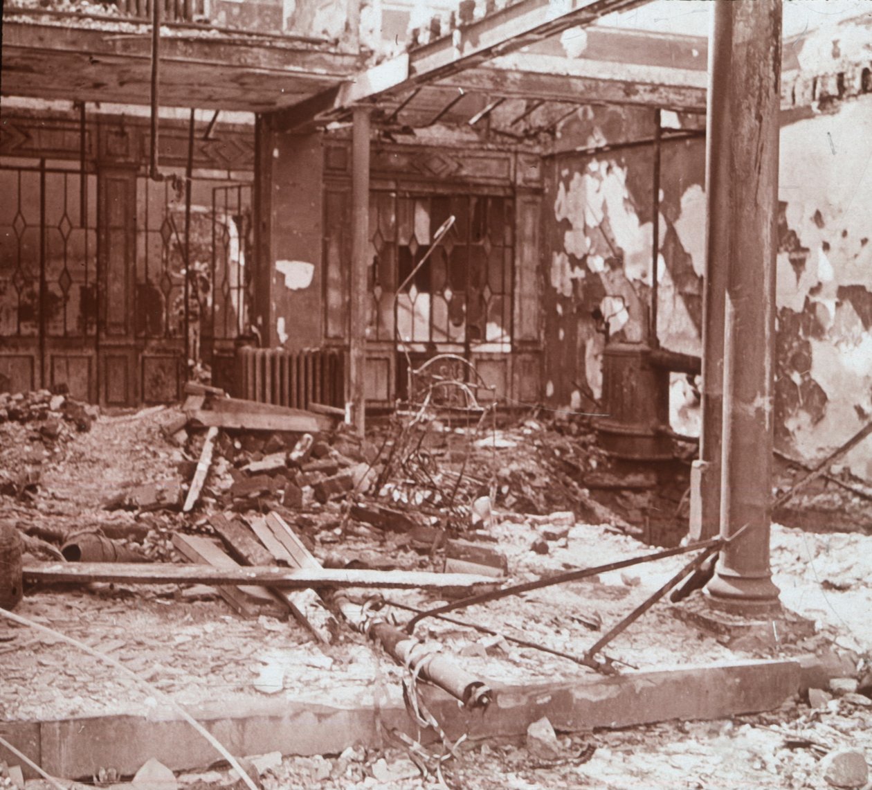 Interiør af café, Albert, Nordfrankrig, c1914-c1918 af Unbekannt