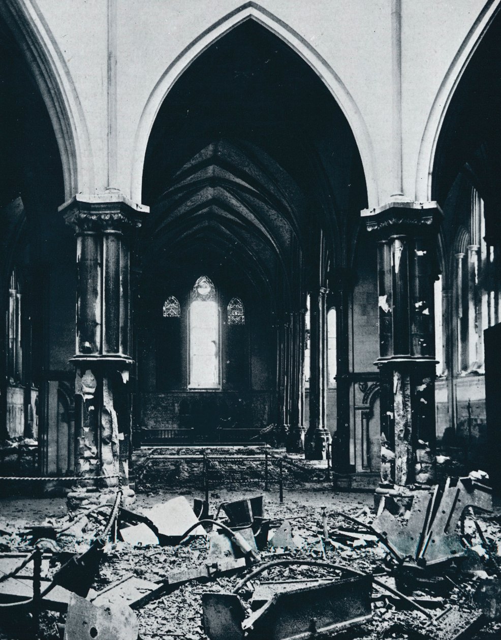 Tempelkirkens interiør efter branden, 1941 af Unbekannt