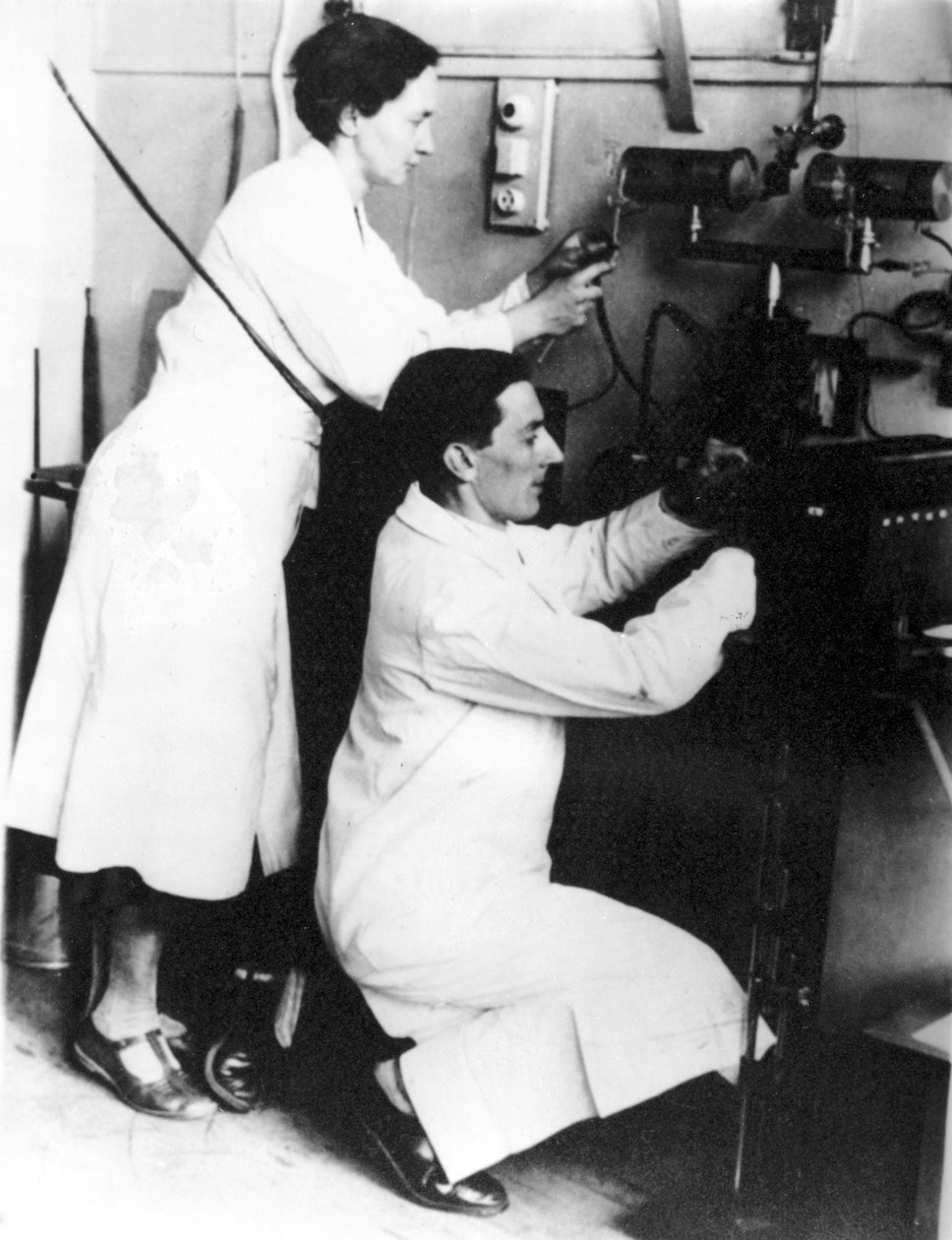 Irene Joliot-Curie og Frederic Joliot, franske fysikere, c 1935 af Unbekannt