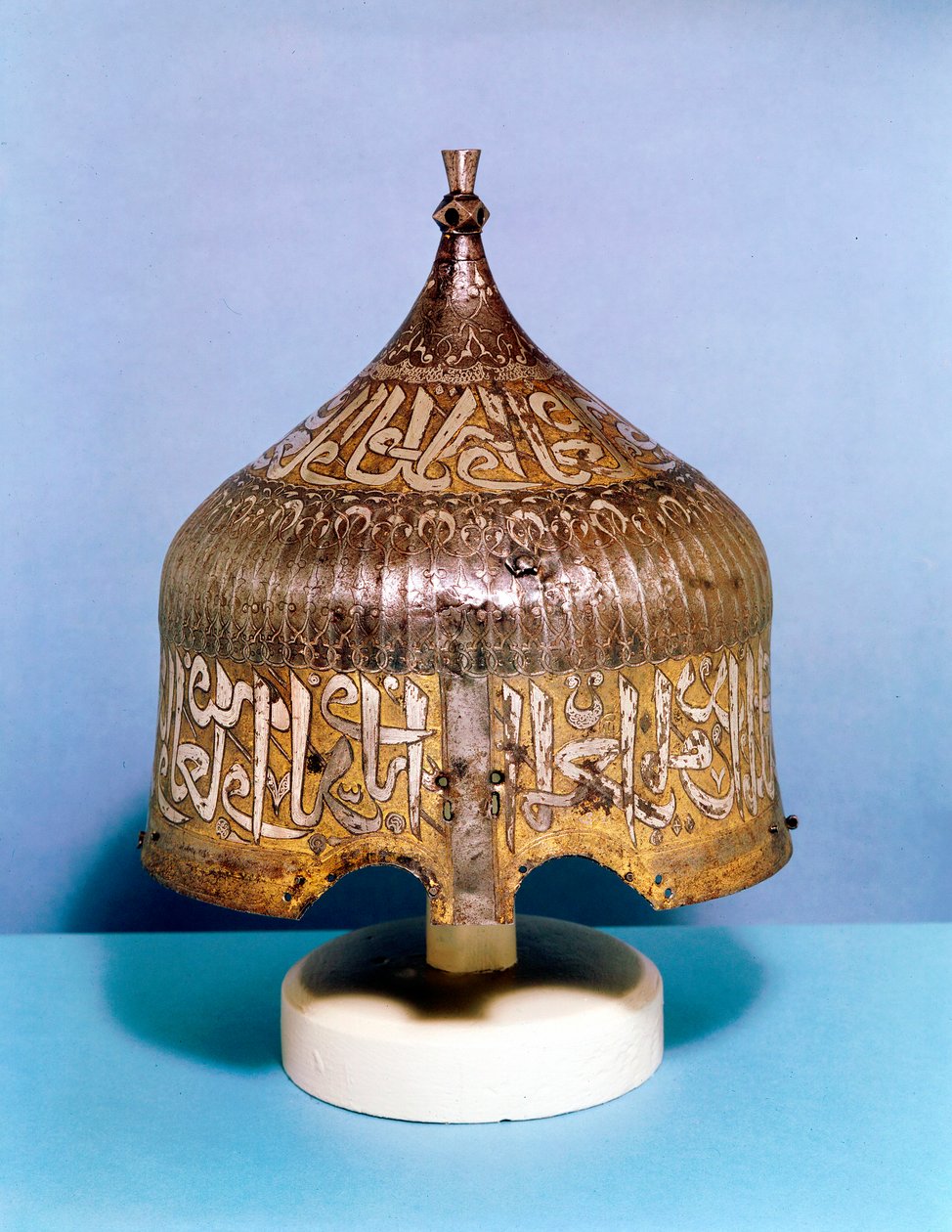Jernhjelm med kalligrafisk sølvdekoration, tyrkisk Mamluk, 1400-tallet af Unbekannt