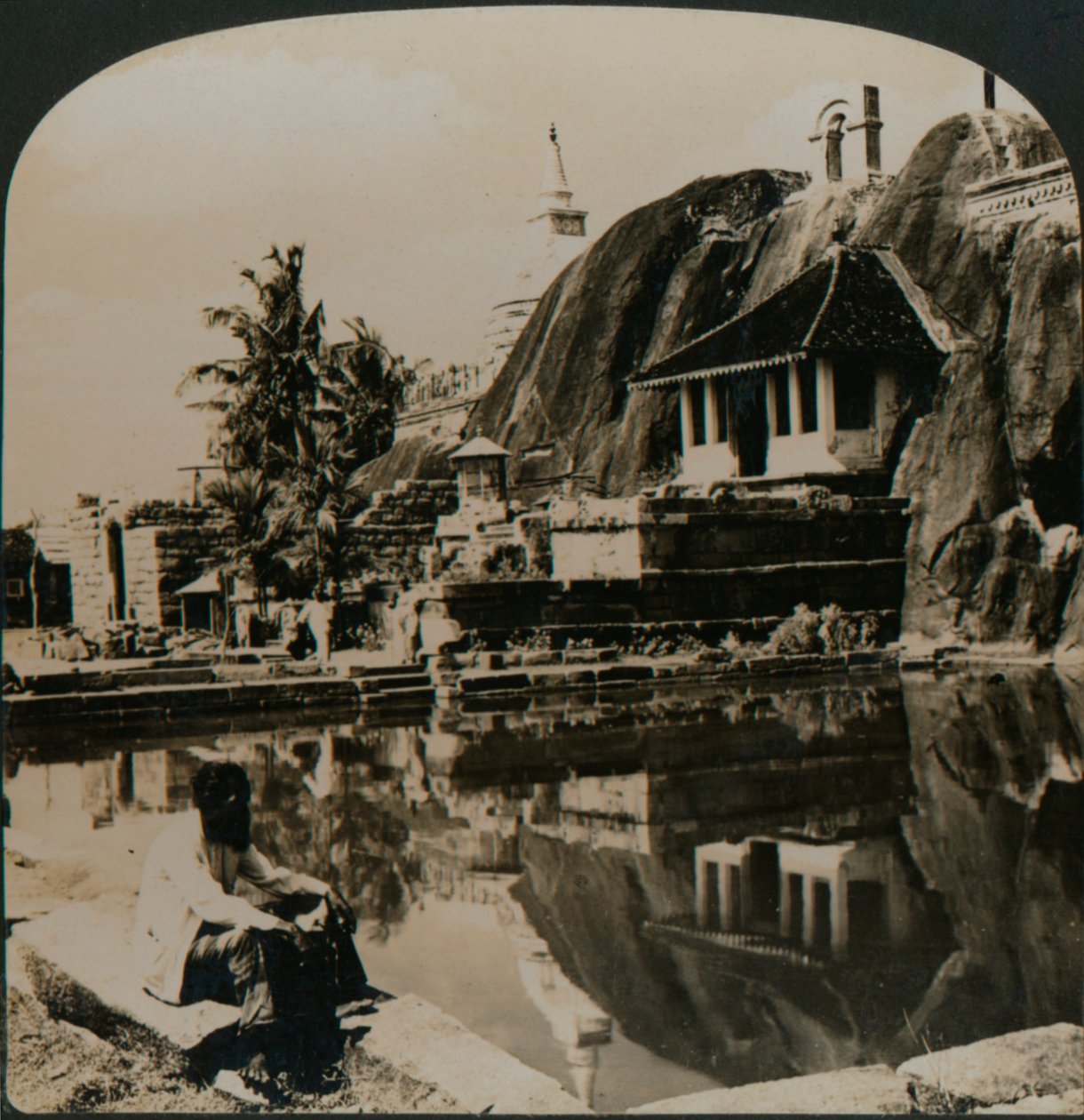 Isuruminiya, et gammelt og malerisk klippetempel i hjertet af Ceylon, 1907 af Unbekannt