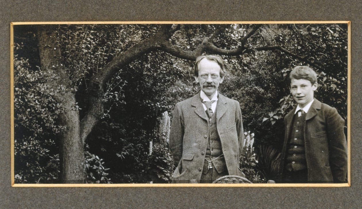 J J Thomson med sin søn, George, c 1909 af Unbekannt