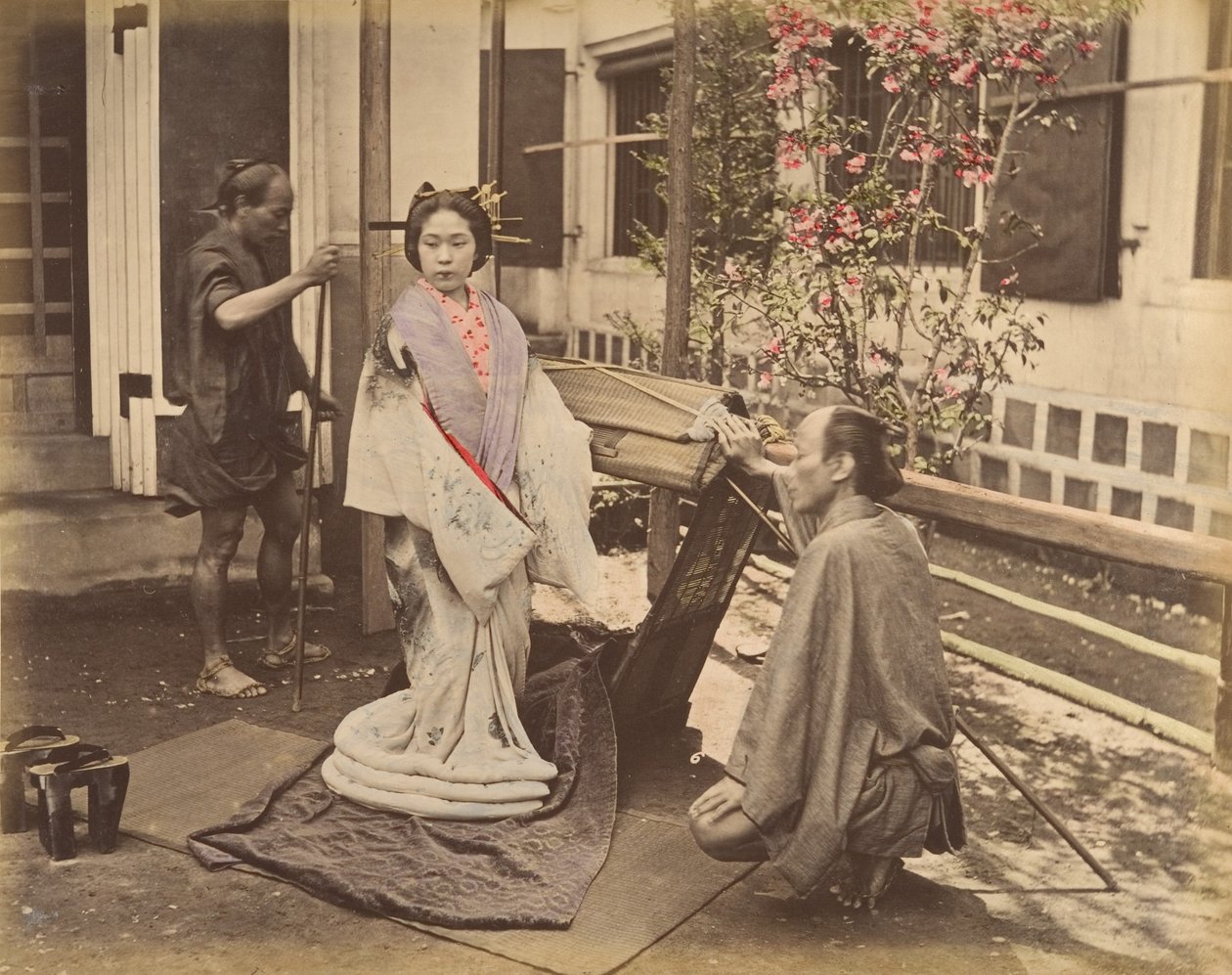 [Japansk kvinde i traditionel kjole poserer med to mænd], 1870