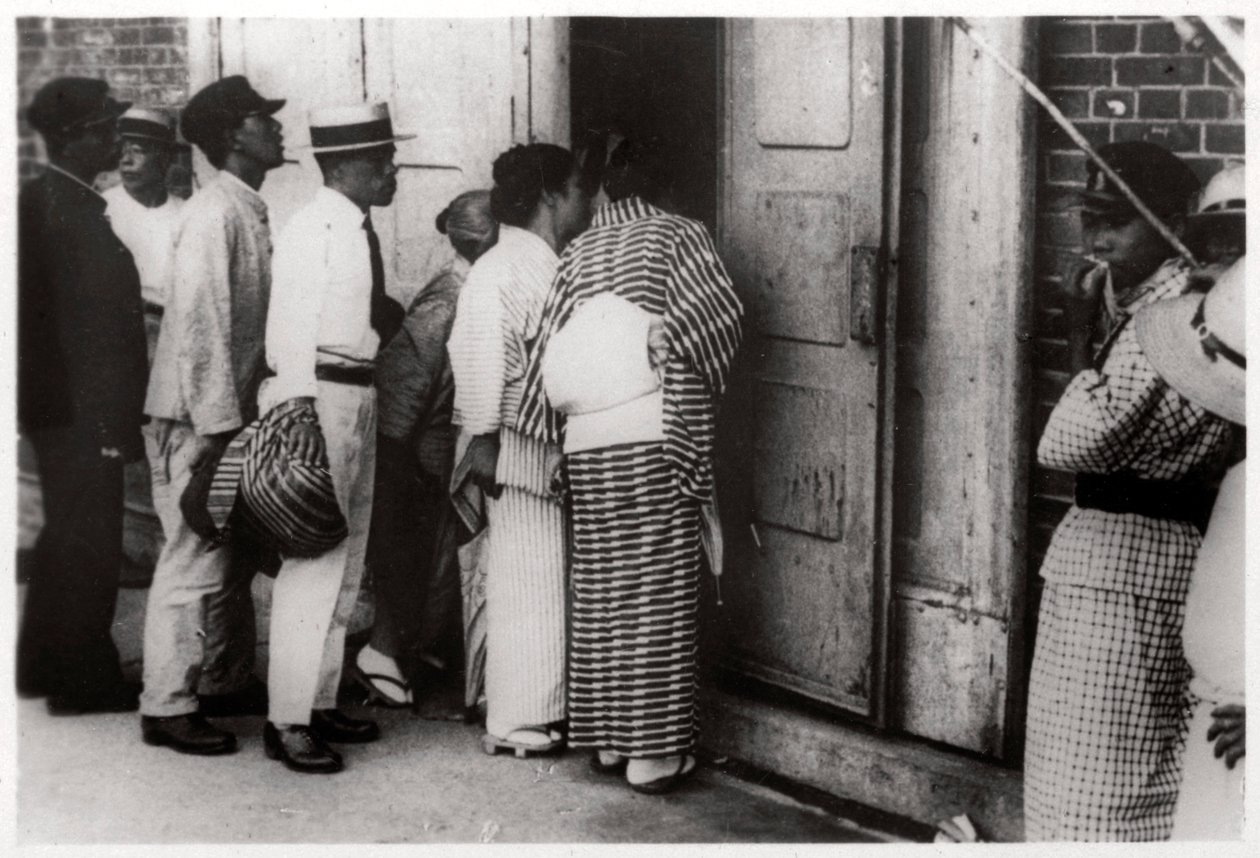 Japansk folkemængde kigger ind i Zeppelin-hangaren, Kasumigaura, Japan, 1929 1933 af Unbekannt