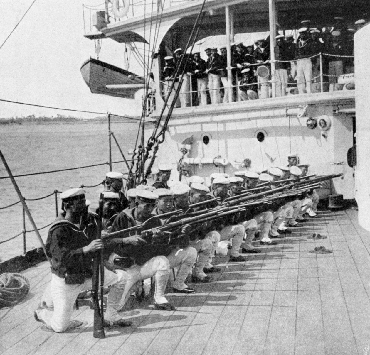 Japanske marinesoldater borer om bord på krigsskibet Mikasa, russisk-japanske krig, 1904-5 af Unbekannt