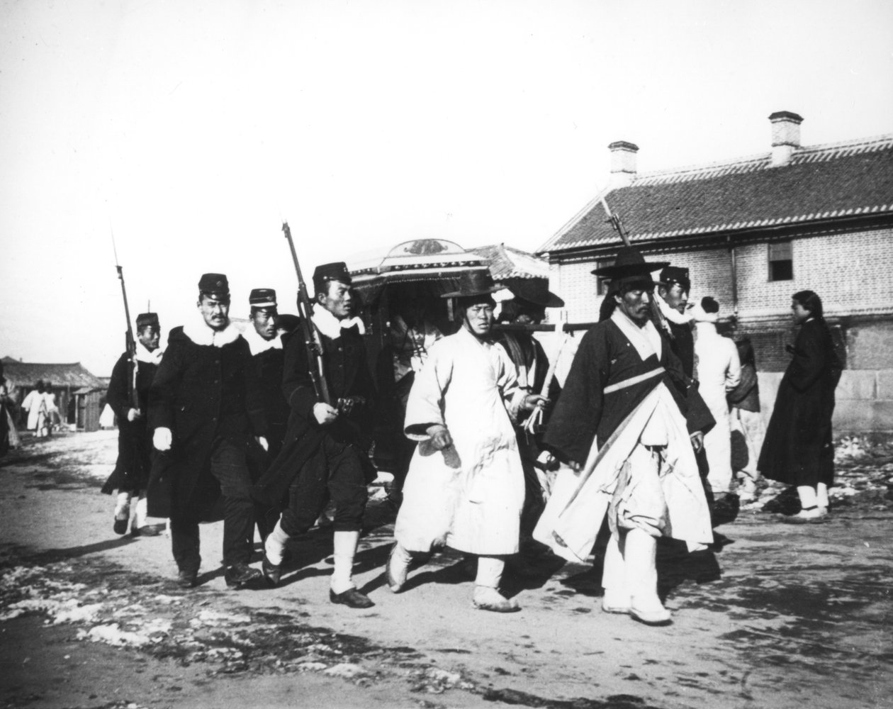 Japansk embedsmand med en eskorte af soldater, Korea, c1900 af Unbekannt