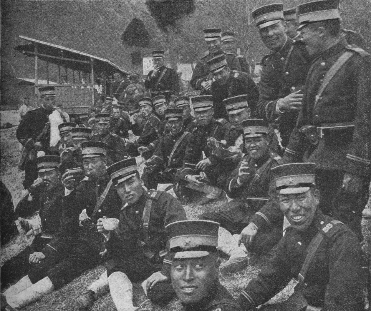 Japanske soldater på vej mod fronten: middagsmåltidet med te og ris, 1904-1905 1907 af Unbekannt