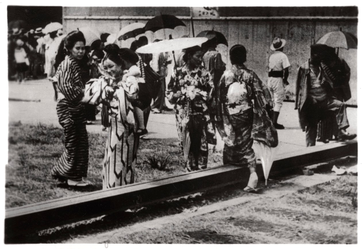 Japanske kvinder ved Zeppelin-hangaren, Kasumigaura, Japan, 1929 1933 af Unbekannt