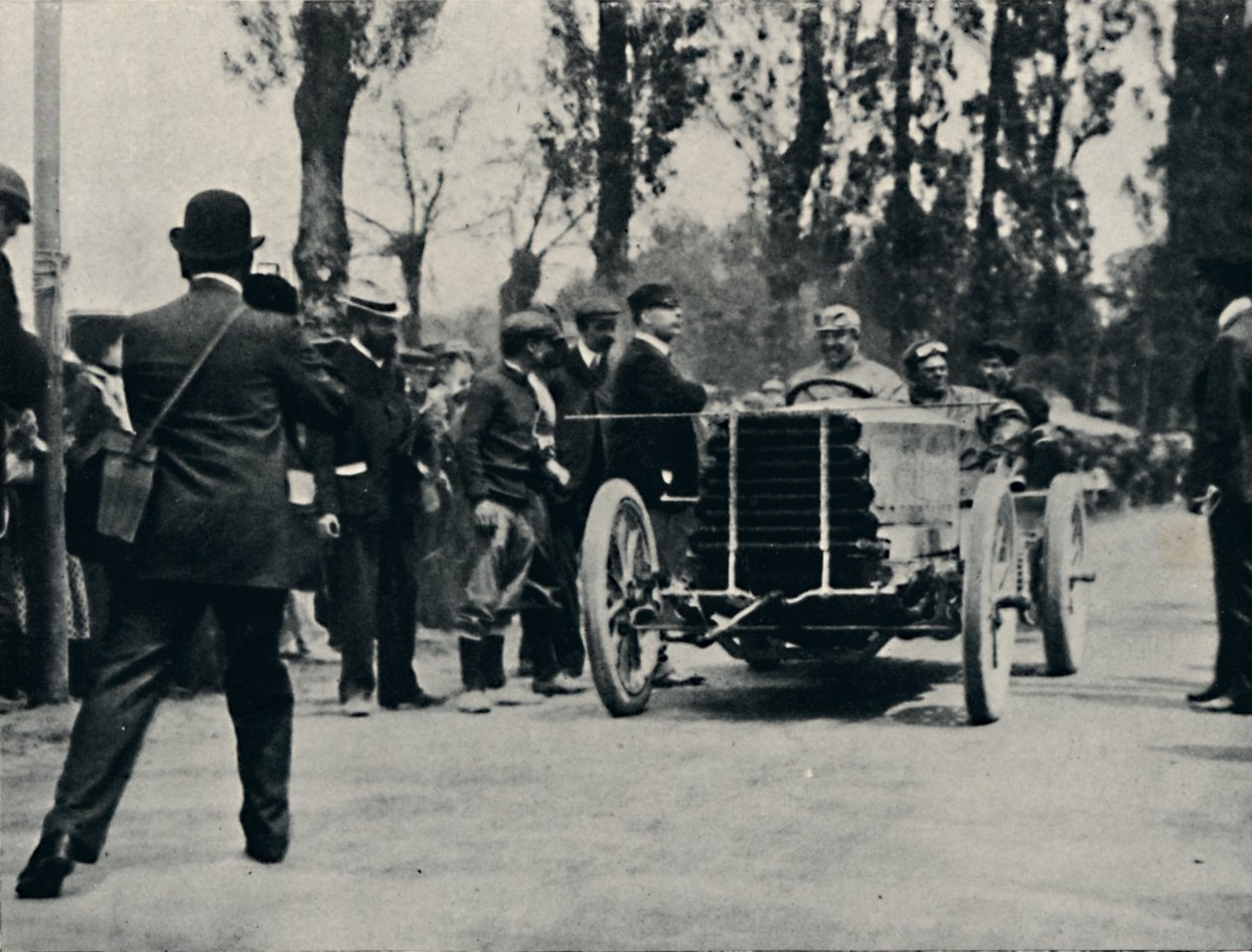 Jarrott ankommer til Bordeaux i Race of Death, 1937 af Unbekannt