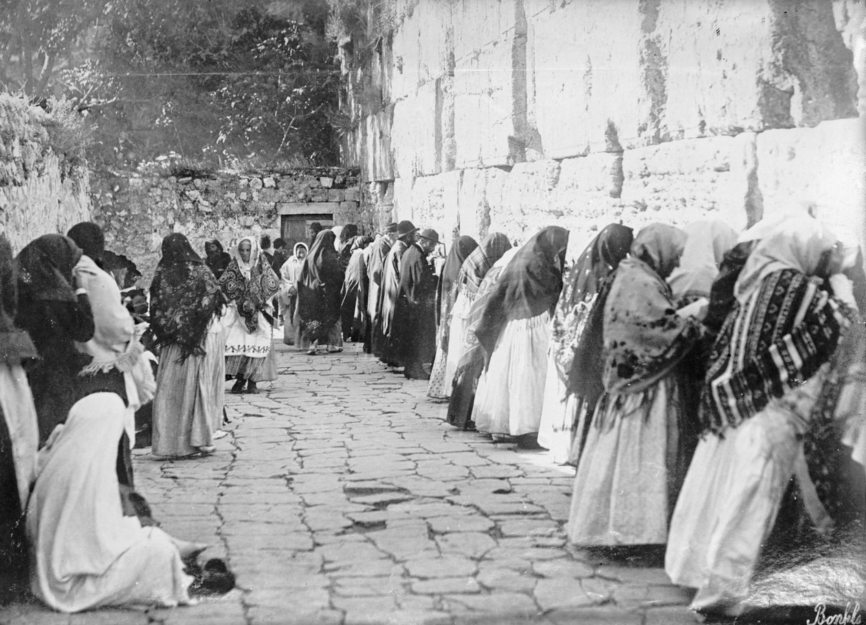 Jerusalem, ved den grædende væg på fredag, c.1909-1910 (b/w foto) af Unbekannt