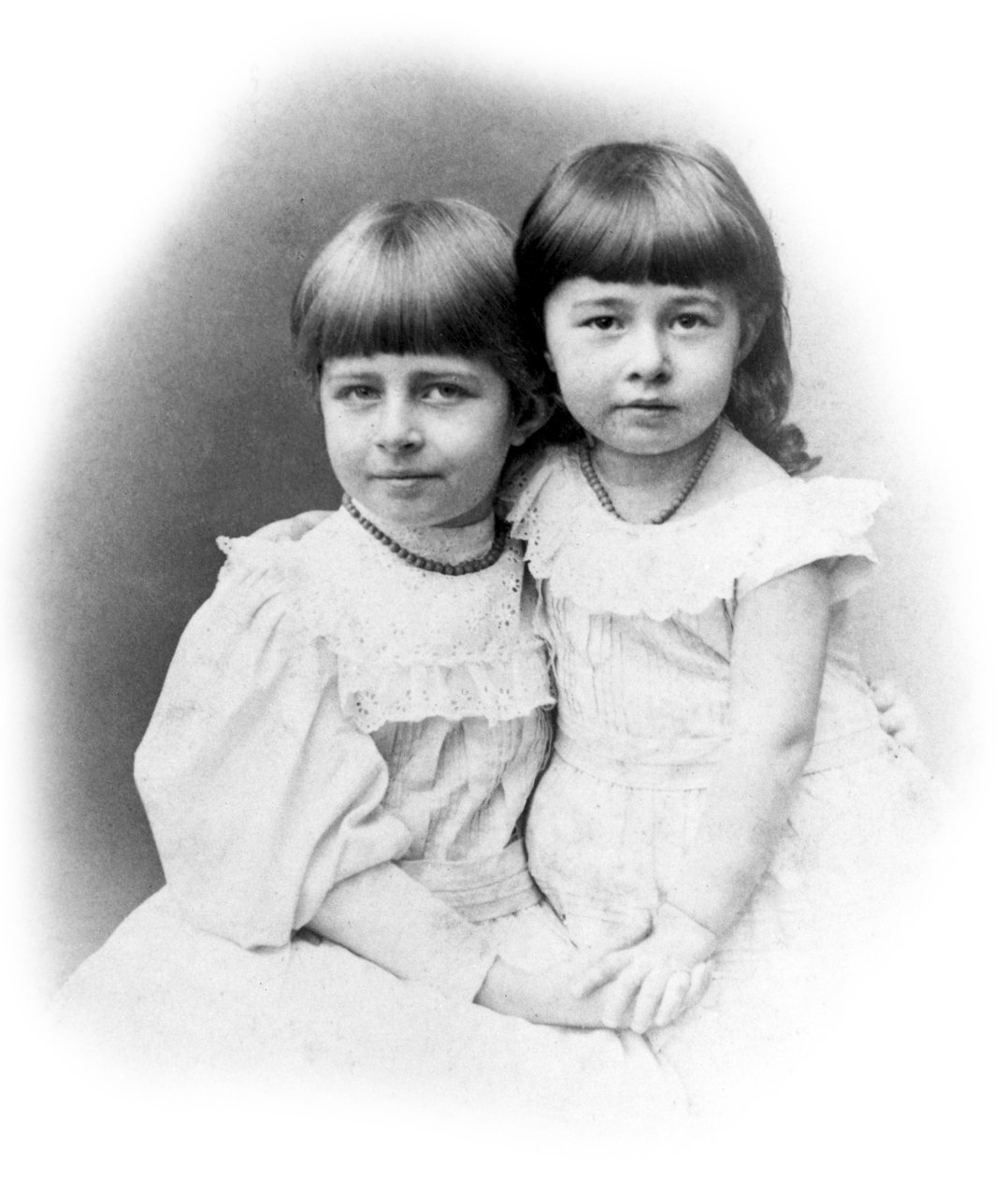 Johanne og Matilda Hertz, døtre af Heirnrich og Elizabeth Hertz, c 1889 af Unbekannt