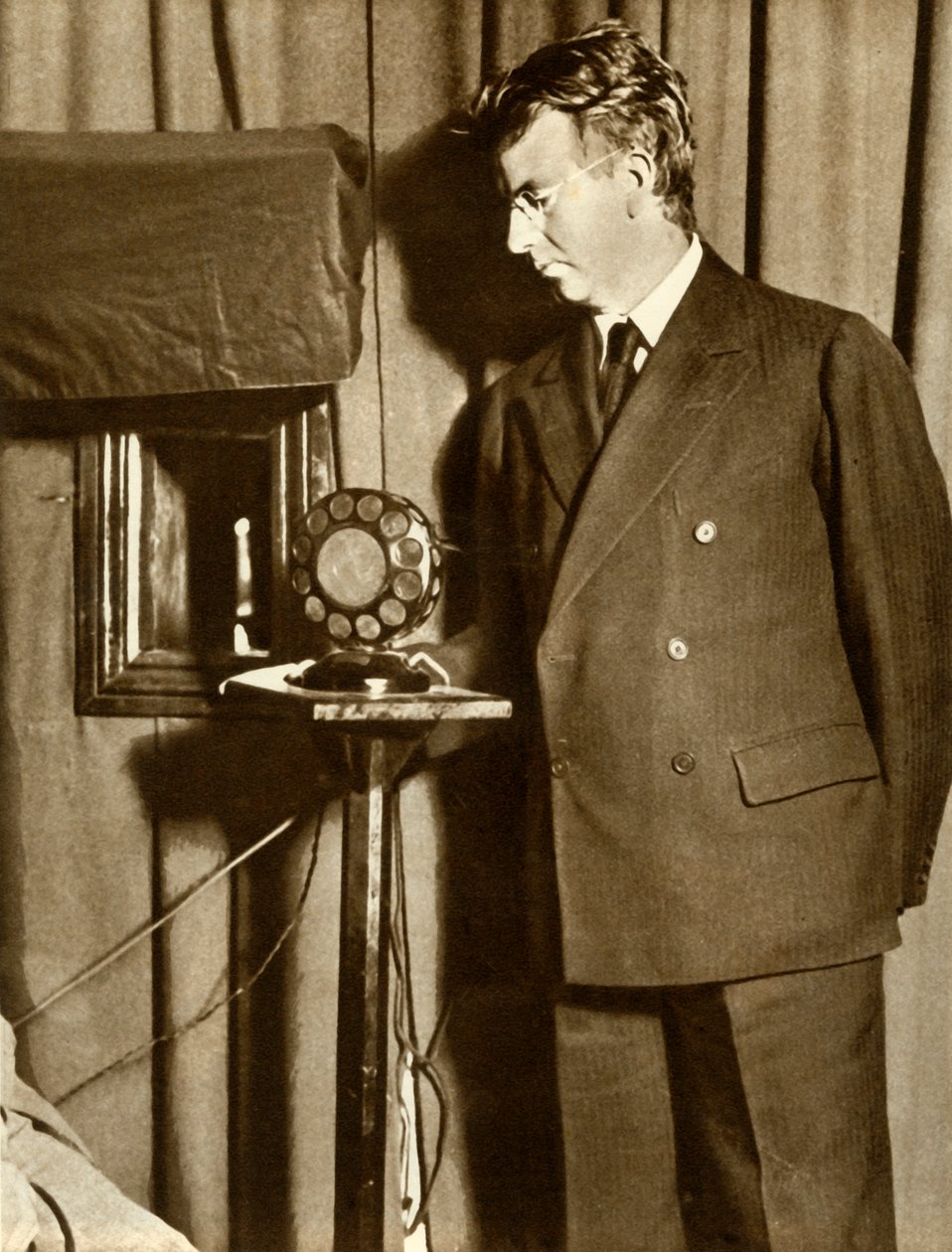 John Logie Baird ser det første stykke, der bliver tv-transmitteret, 14. juli 1930, 1935. af Unbekannt