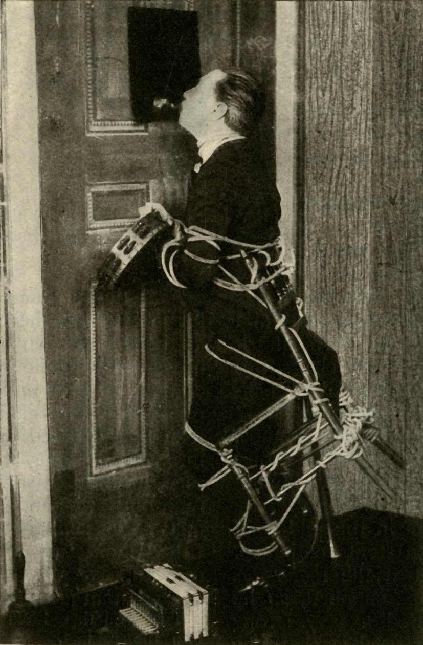 John Nevil Maskelyne udfører en åndekabinet-illusion, c1910. af Unbekannt