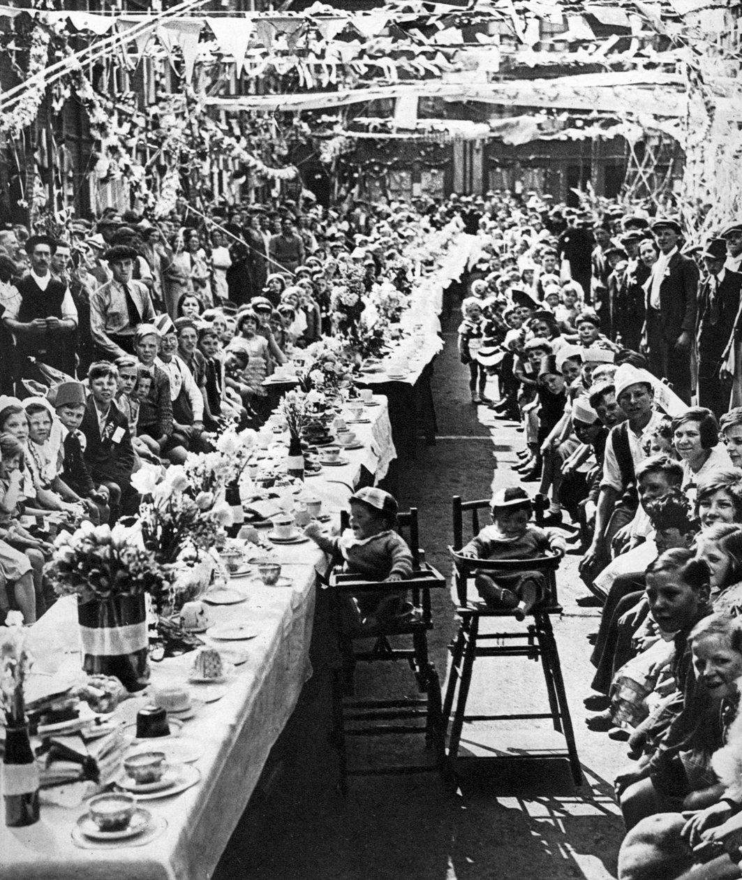 Jubilæums teselskab for børn i Orville Road, Battersea, London, 1935 af Unbekannt