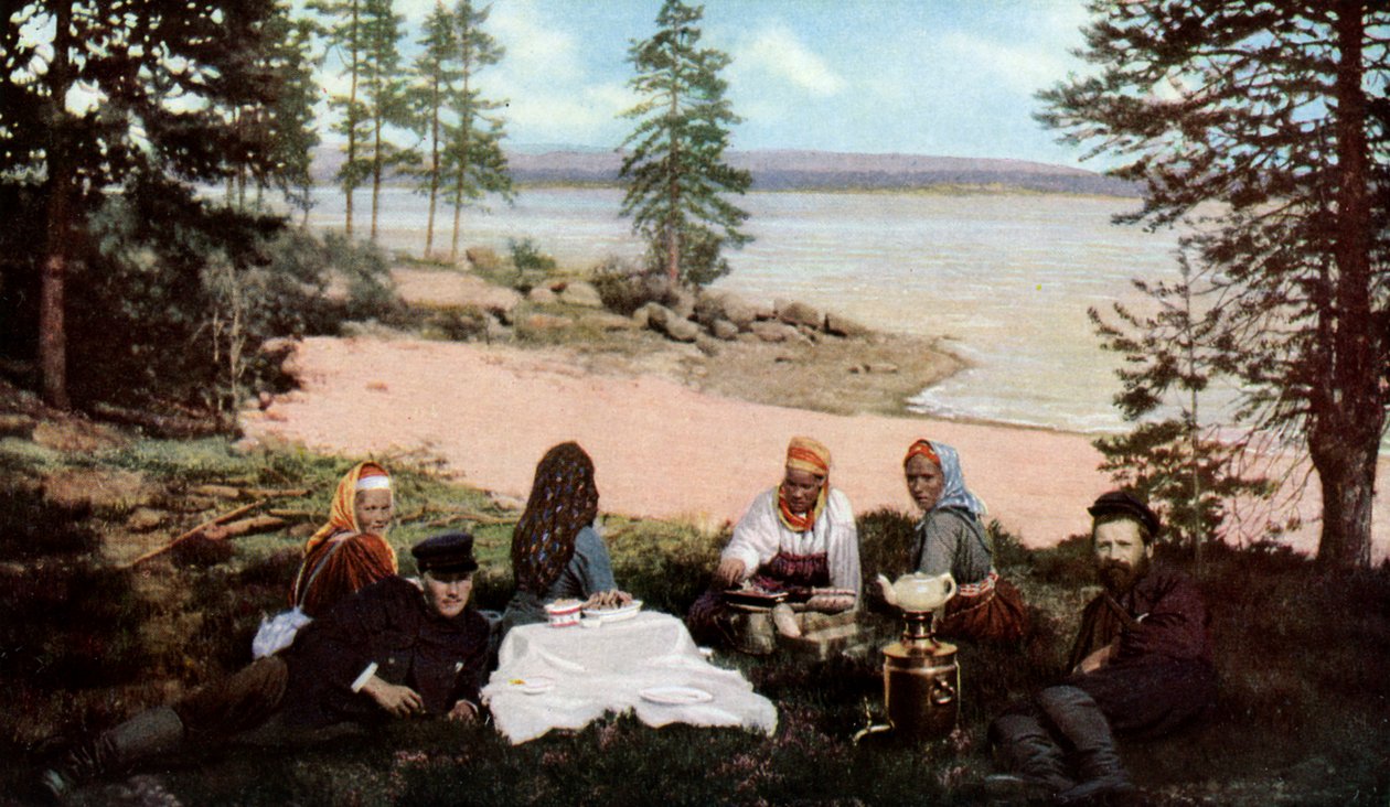 Karelere drikker te ved en flod, nær Archangel, Rusland, c1930