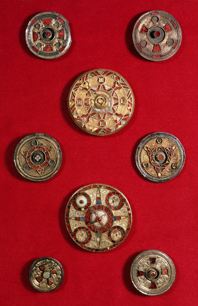 Kentish Circular Jeweled Brochers, angelsaksiske, ca. 600-650 (guld, skal, granater og farvet glas) af Unbekannt
