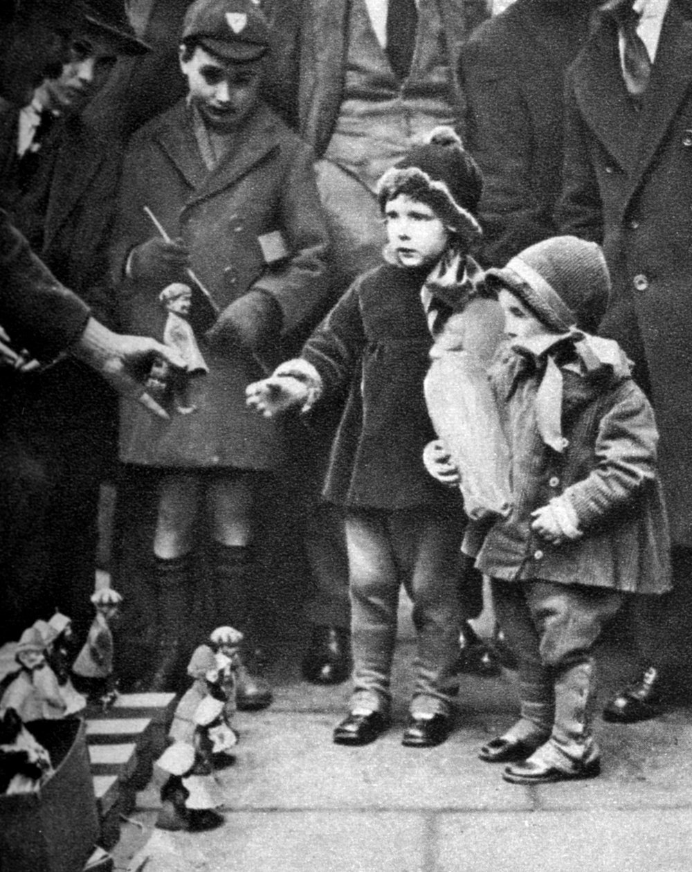 Legetøjssælger på kantkanten, Holborn, London, 1926-1927 af Unbekannt