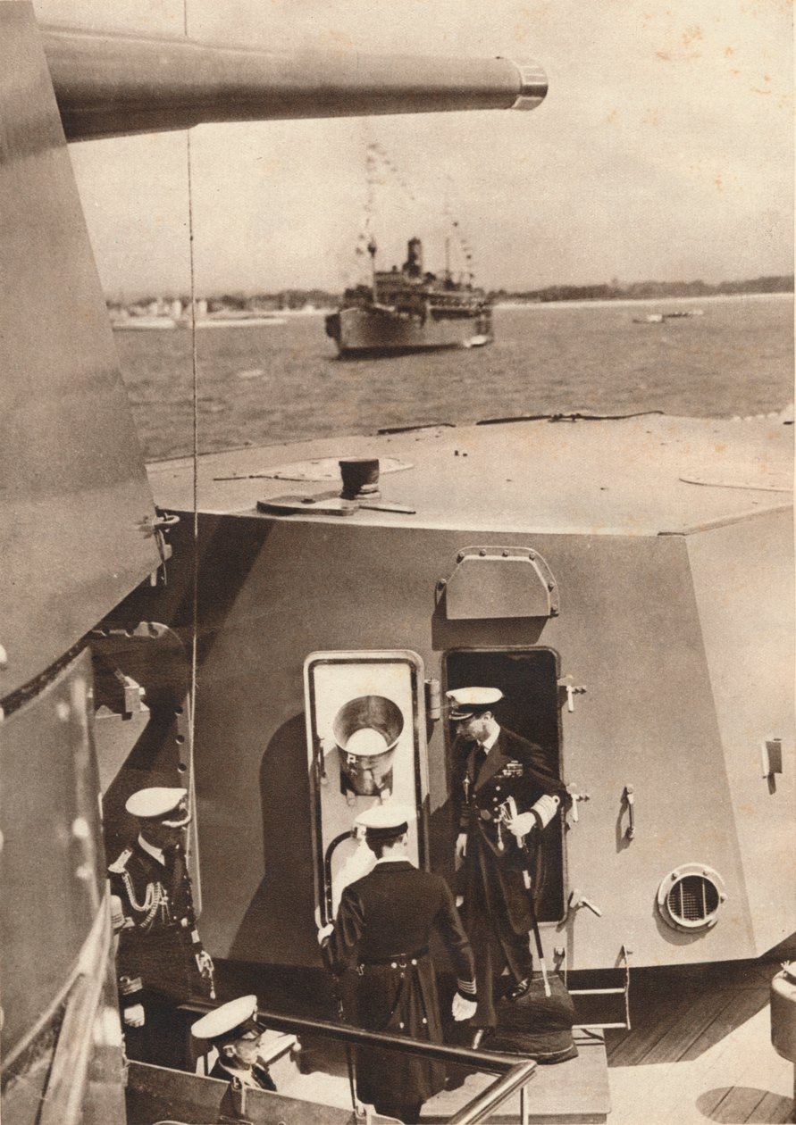 Kong George VI i H.M.S Southamptons kanontårn, 1937 af Unbekannt